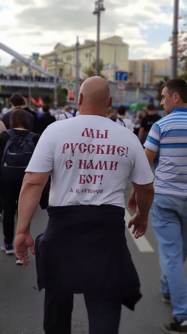 Участник крестного хода в колонне